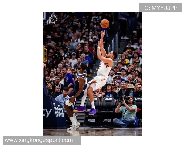 布克半场表现平平18分钟仅得10分3篮板6助攻正负值惨淡11